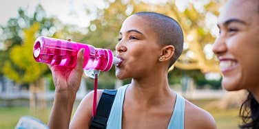 easy ways to tell someone hasn't been drinking enough water according to research