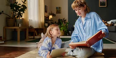 6 Life Skills People Raised By Single Moms Are Better At single mom teaching daughter life skills