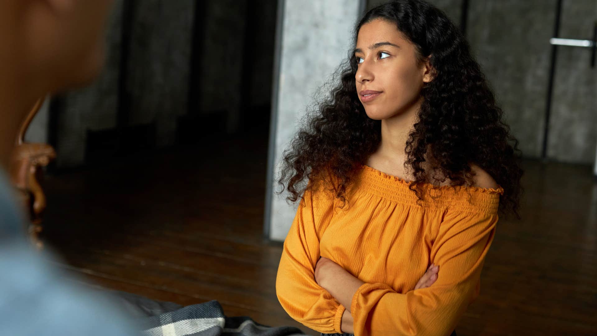 woman talking to a friend who always forgets their wallet