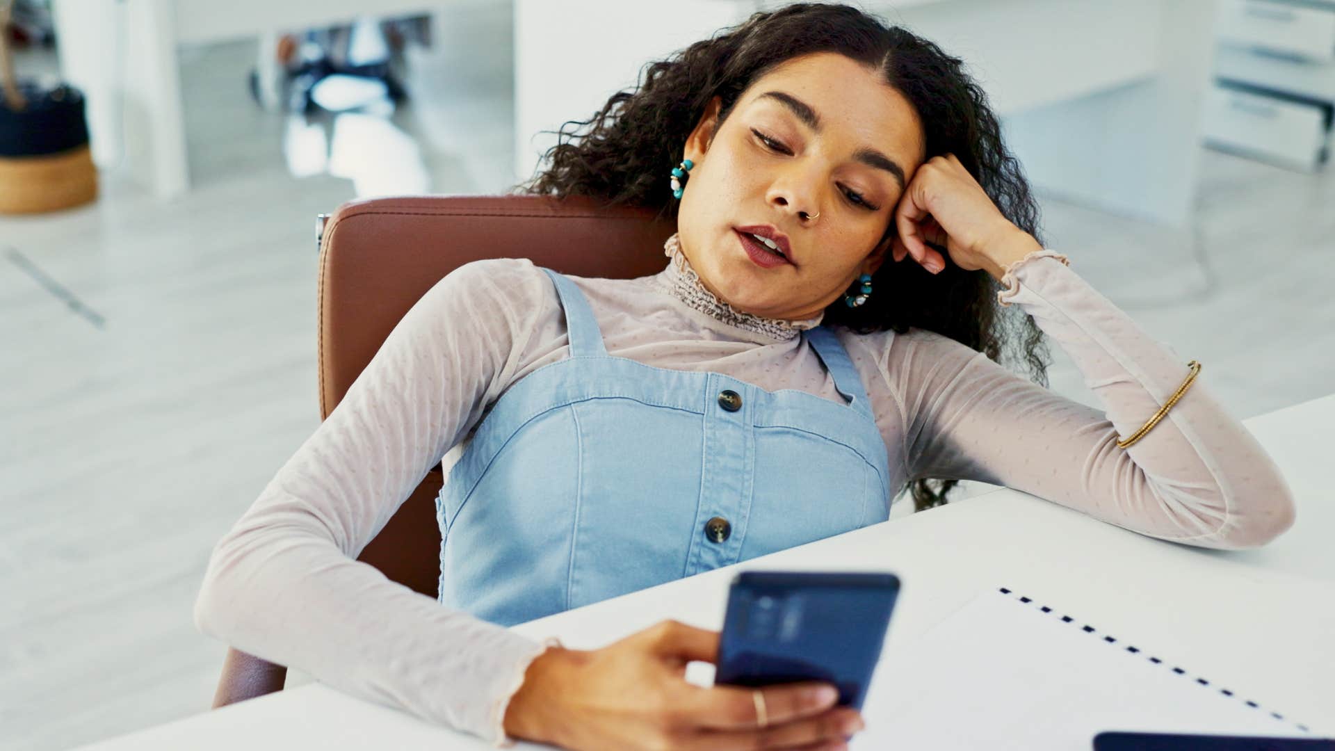 lazy woman who only puts in half of her effort at work