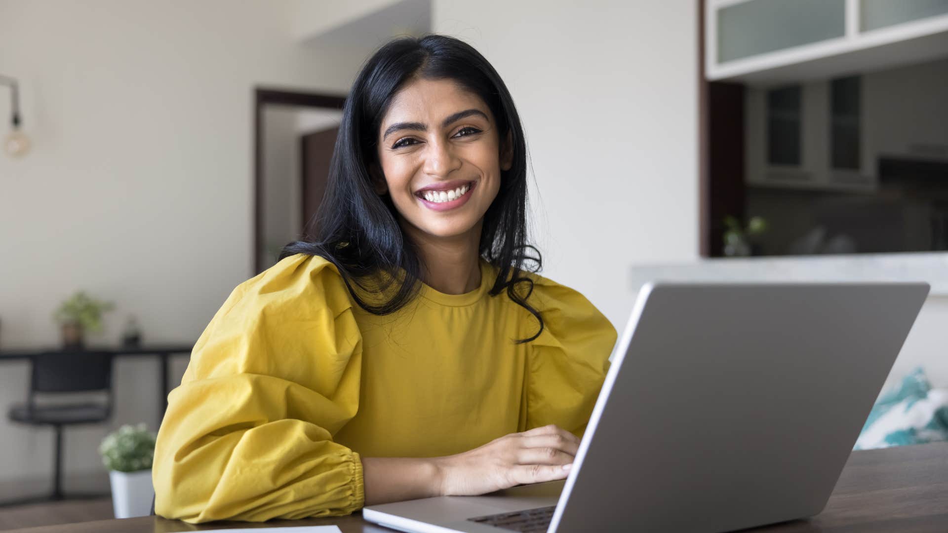 woman investing on the computer