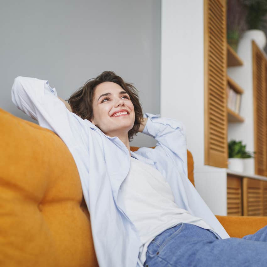 woman who avoids distractions by taking real breaks