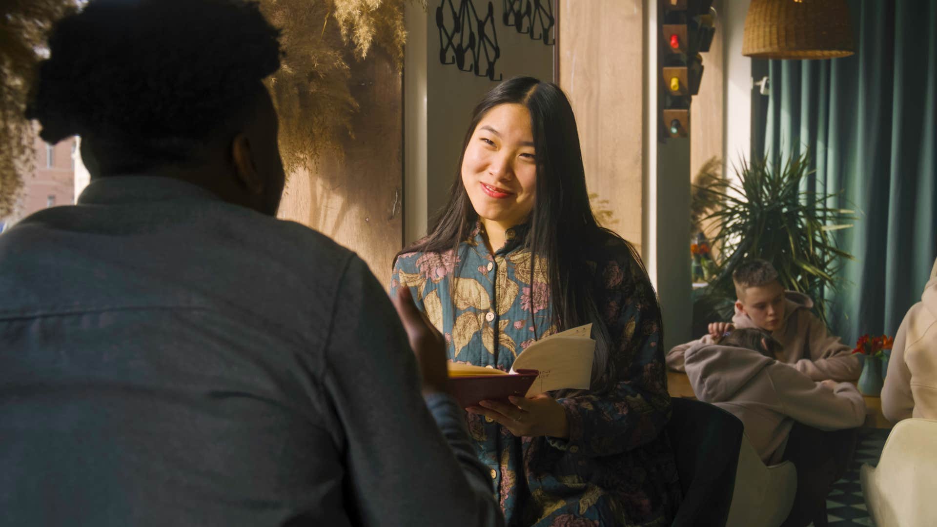 woman refuses to order the most expensive option unless man insists on dinner date