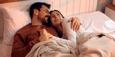 7 Things Couples Who Actually Like Each Other Do As Soon As They Wake Up happy couple waking up in bed together